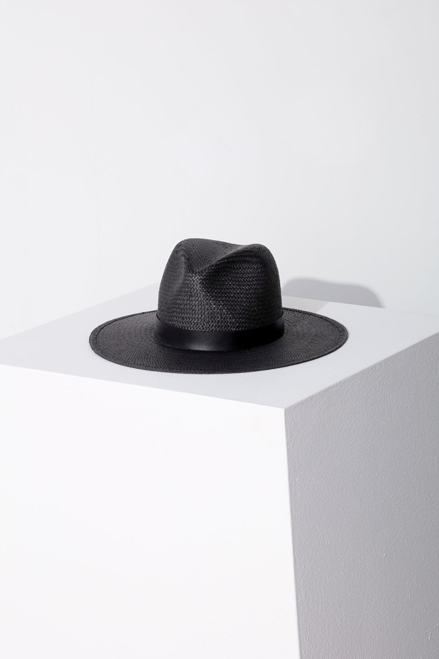 JANESSA LEONÉ Simone Hat In Black | Hats